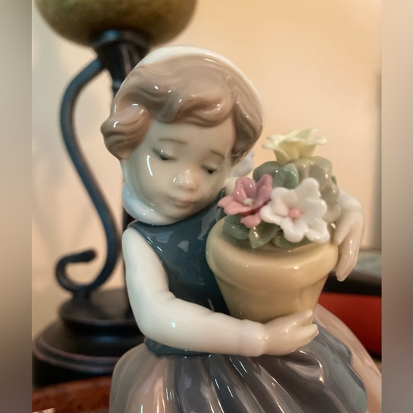 Lladro Spring is Here Girl with Flowers Figurine Daisa 1983 Made in Spain, 6.6”H - Picture 4 of 7